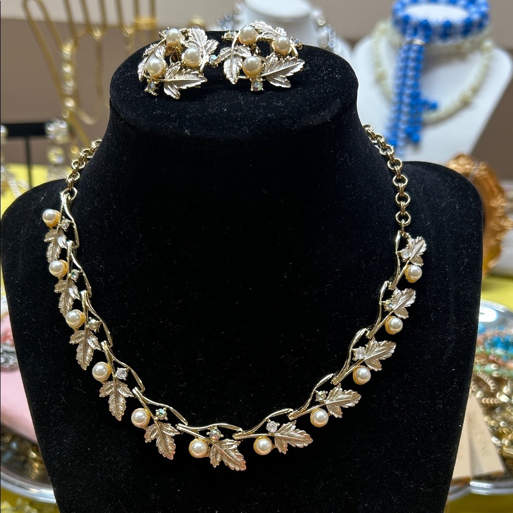Judy Lee Gold and Cream Necklace Set - Picture 3 of 7